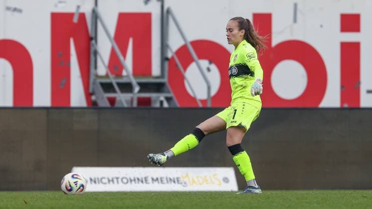 Kiara Beck (Torhüterin, Torwart, VfB Stuttgart, 1) am Ball, Freisteller, Einzelbild, Ganzkörper, Aktion, Action, Spielszene, DIE DFB-RICHTLINIEN UNTERSAGEN JEGLICHE NUTZUNG VON FOTOS ALS SEQUENZBILDER UND ODER VIDEOÄHNLICHE FOTOSTRECKEN. DFB REGULATIONS PROHIBIT ANY USE OF PHOTOGRAPHS AS IMAGE SEQUENCES AND OR QUASI-VIDEO., 09.11.2025, Meppen (Deutschland), Fussball, 2. Frauen-Bundesliga, SV Meppen - VfB Stuttgart