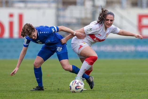 v.li.: Chantal Schouwstra (SV Meppen, 20) und Laureta Temaj (VfB Stuttgart, 5) im Zweikampf, Duell, Dynamik, Aktion, Action, Spielszene, DIE DFB-RICHTLINIEN UNTERSAGEN JEGLICHE NUTZUNG VON FOTOS ALS SEQUENZBILDER UND ODER VIDEOÄHNLICHE FOTOSTRECKEN. DFB REGULATIONS PROHIBIT ANY USE OF PHOTOGRAPHS AS IMAGE SEQUENCES AND OR QUASI-VIDEO., 09.11.2025, Meppen (Deutschland), Fussball, 2. Frauen-Bundesliga, SV Meppen - VfB Stuttgart