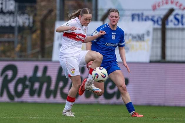v.li.: Katharina Schäfer (VfB Stuttgart, 4) und Lilly Damm (SV Meppen, 22) im Zweikampf, Duell, Dynamik, Aktion, Action, Spielszene, DIE DFB-RICHTLINIEN UNTERSAGEN JEGLICHE NUTZUNG VON FOTOS ALS SEQUENZBILDER UND ODER VIDEOÄHNLICHE FOTOSTRECKEN. DFB REGULATIONS PROHIBIT ANY USE OF PHOTOGRAPHS AS IMAGE SEQUENCES AND OR QUASI-VIDEO., 09.11.2025, Meppen (Deutschland), Fussball, 2. Frauen-Bundesliga, SV Meppen - VfB Stuttgart