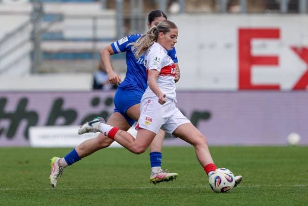 Dafina Redzepi (VfB Stuttgart, 7) am Ball, Einzelbild, Ganzkörper, Aktion, Action, Spielszene, DIE DFB-RICHTLINIEN UNTERSAGEN JEGLICHE NUTZUNG VON FOTOS ALS SEQUENZBILDER UND ODER VIDEOÄHNLICHE FOTOSTRECKEN. DFB REGULATIONS PROHIBIT ANY USE OF PHOTOGRAPHS AS IMAGE SEQUENCES AND OR QUASI-VIDEO., 09.11.2025, Meppen (Deutschland), Fussball, 2. Frauen-Bundesliga, SV Meppen - VfB Stuttgart