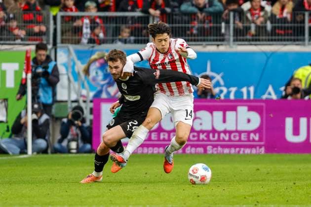 Connor Metcalfe (FC St. Pauli, 24) und Yuito Suzuki (SC Freiburg, 14) im Zweikampf , Deutschland, Fussball, 1. Bundesliga, 10.Spieltag, 2025 2026, SC Freiburg vs. FC St. Pauli, 09.11.2025, Europa-Park Stadion, Freiburg im Breisgau, Deutschland Freiburg im Breisgau Europa-Park Stadion Baden-Württemberg Deutschland Copyright: xGrantxHubbsx