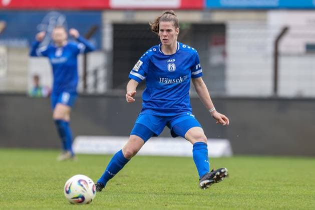 Chantal Schouwstra (SV Meppen, 20) am Ball, Einzelbild, Ganzkörper, Aktion, Action, Spielszene, DIE DFB-RICHTLINIEN UNTERSAGEN JEGLICHE NUTZUNG VON FOTOS ALS SEQUENZBILDER UND ODER VIDEOÄHNLICHE FOTOSTRECKEN. DFB REGULATIONS PROHIBIT ANY USE OF PHOTOGRAPHS AS IMAGE SEQUENCES AND OR QUASI-VIDEO., 09.11.2025, Meppen (Deutschland), Fussball, 2. Frauen-Bundesliga, SV Meppen - VfB Stuttgart