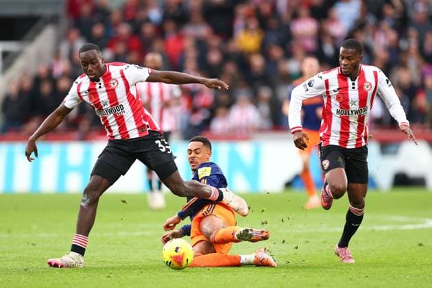 Jacob Ramsey of Newcastle United under pressure from Dango Ouattara of Brentford and Dango Ouattara of Brentford Brentford v Newcastle United, Premier League, Football, Gtech Community Stadium, London, UK - 09 Nov 2025London Gtech Community Stadium United Kingdom EDITORIAL USE ONLY No use with unauthorised audio, video, data, fixture lists, club league logos or live services. Online in-match use limited to 120 images, no video emulation. No use in betting, games or single club league player publications. Copyright: xSimonxDael Shutterstockx 15702252am