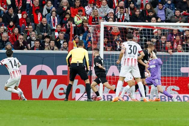 1:0 Tor fuer SC Freiburg durch Yuito Suzuki (SC Freiburg, 14) , Deutschland, Fussball, 1. Bundesliga, 10.Spieltag, 2025 2026, SC Freiburg vs. FC St. Pauli, 09.11.2025, Europa-Park Stadion, Freiburg im Breisgau, Deutschland Freiburg im Breisgau Europa-Park Stadion Baden-Württemberg Deutschland Copyright: xGrantxHubbsx