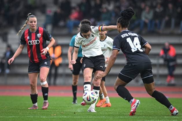 Deutschland, Fußball, 2. Frauen-Bundesliga, 10. Spieltag, 2025 2026, Borussia Mönchengladbach vs FC Ingolstadt 04, 09.11.2025, Grenzlandstadion, Mönchengladbach, Deutschland, Kristina Bartsch (Borussia Mönchengladbach, 22) beim Torschuss gegen Melissa Kuya-Strobel (FC Ingolstadt 04, 14) Copyright: xMarkusxVerwimpx