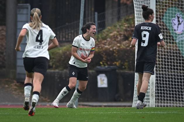 Deutschland, Fußball, 2. Frauen-Bundesliga, 10. Spieltag, 2025 2026, Borussia Mönchengladbach vs FC Ingolstadt 04, 09.11.2025, Grenzlandstadion, Mönchengladbach, Deutschland, Kristina Bartsch (Borussia Mönchengladbach, 22) jubelt über ihren Treffer zum 2:2 Copyright: xMarkusxVerwimpx