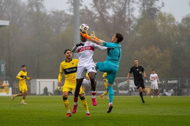 Zweikampf zwischen Mansour Ouro-Tagba (VfB Stuttgart II, 27) und Jan Olschowsky (Alemannia Aachen, 01), VFB Stuttgart II vs. Alemannia Aachen, Fussball, 3. Liga, 14. Spieltag, Saison 2025 2026, 09.11.2025 VFB Stuttgart II vs. Alemannia Aachen, Fussball, 3. Liga, 14. Spieltag, Saison 2025 2026, 09.11.2025 Aspach Copyright: xEibner-Pressefoto PhilipxZieglerx EP_PZR