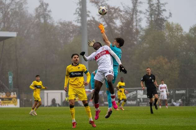 Zweikampf zwischen Mansour Ouro-Tagba (VfB Stuttgart II, 27) und Jan Olschowsky (Alemannia Aachen, 01), VFB Stuttgart II vs. Alemannia Aachen, Fussball, 3. Liga, 14. Spieltag, Saison 2025 2026, 09.11.2025 VFB Stuttgart II vs. Alemannia Aachen, Fussball, 3. Liga, 14. Spieltag, Saison 2025 2026, 09.11.2025 Aspach Copyright: xEibner-Pressefoto PhilipxZieglerx EP_PZR