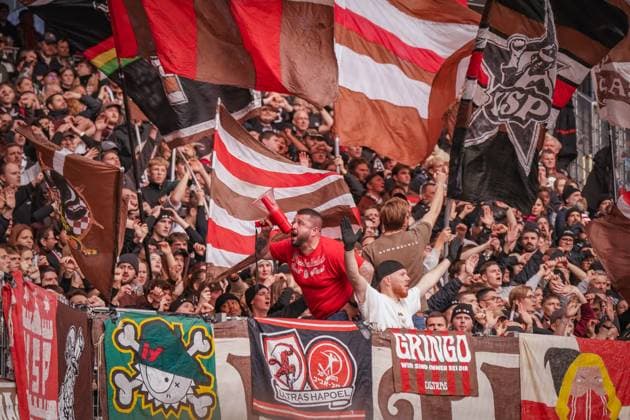 Deutschland, Freiburg, Europa, Fussball Bundesliga 2025 26, 10. Spieltag SC Freiburg vs FC St. Pauli, Europa Park Stadion, Gästeblock, Ultras Sankt Pauli, Fanblock, Stimmung, Fahnenmeer, Megafon, Support, Emotion, Fankultur, Leidenschaft, Auswärtsfans, Kurve, Teamgeist, Choreografie, Stadion Freiburg im Breisgau Baden-Württemberg Deutschland Copyright: xJOERANxSTEINSIEKx