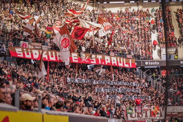 Deutschland, Freiburg, Europa, Fussball Bundesliga 2025 26, 10. Spieltag SC Freiburg vs FC St. Pauli, Europa Park Stadion, Gästeblock, Fans, Ultras St. Pauli, Protestbanner, Kritik an Sicherheitskonzepten, Fankultur, Kurve, Stimmung, Emotion, Solidarität, Fanbewegung, Bundesliga. Freiburg im Breisgau Baden-Württemberg Deutschland Copyright: xJOERANxSTEINSIEKx