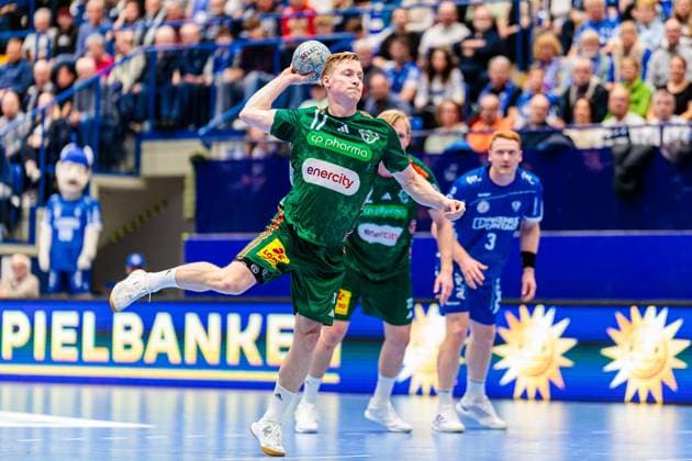 August Baskar Pedersen (TSV Hannover-Burgdorf, 17) beim Siebenmeter 7 Meter Wurf GER, TBV Lemgo Lippe vs. TSV Hannover-Burgdorf, Handball, 1. Bundesliga, 11. Spieltag, Spielzeit 2025 2026, 09.11.2025 GER, TBV Lemgo Lippe vs. TSV Hannover-Burgdorf, Handball, 1. Bundesliga, 11. Spieltag, Spielzeit 2025 2026, 09.11.2025 Lemgo Copyright: xEibner-Pressefoto JanxRollingerx EP_JSK
