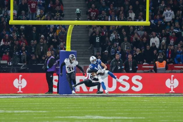 Touchdown Alec Pierce (Indianapolis Colts, 14), mit Dee Alford (Atlanta Falcons, 20) und Xavier Watts (Atlanta Falcons, 31), GER, Indianapolis Colts vs. Atlanta Falcons, American Football, National Football League, Berlin Game 2025, Woche 10, Saison 2025, 09.11.2025, GER, Indianapolis Colts vs. Atlanta Falcons, American Football, National Football League, Berlin Game 2025, Woche 10, Saison 2025, 09.11.2025 Berlin Copyright: xEibner-Pressefoto JennixMaulx EP_JML