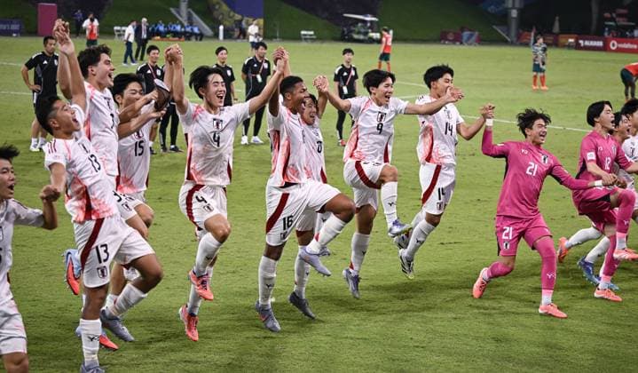 Fussball, Junioren U 17 WM 2025 in Doha Katar Vorrunde 09.11.2025 Gruppe B Portugal - Japan Schlussjubel Japan, Laola; Rento Noguchi, Daigo Hirashima, Yoshitaka Tanaka, Makoto Himeno, Simon Yu Mendy, Shimon Kobayashi, Maki Kitahara, Daizen Kawamoto, Torwart Ryota Hirano und Torwart Hiroto Matsuura (v.li.)