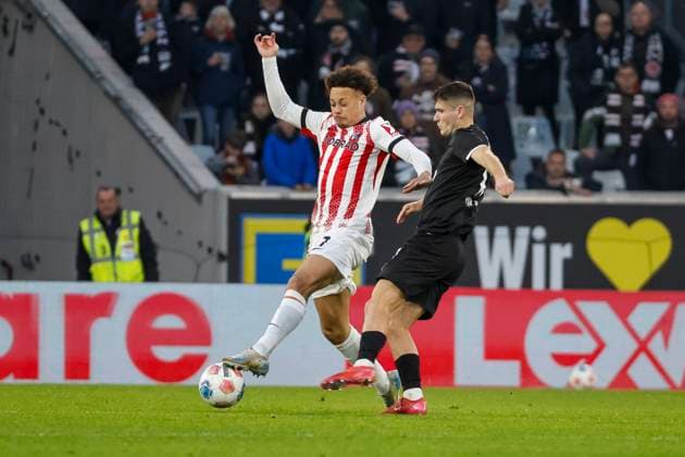 Derry Scherhant (SC Freiburg, 07) und Arkadiusz Pyrka (FC St. Pauli, 11) im Zweikampf , Deutschland, Fussball, 1. Bundesliga, 10.Spieltag, 2025 2026, SC Freiburg vs. FC St. Pauli, 09.11.2025, Europa-Park Stadion, Freiburg im Breisgau, Deutschland Freiburg im Breisgau Europa-Park Stadion Baden-Württemberg Deutschland Copyright: xGrantxHubbsx