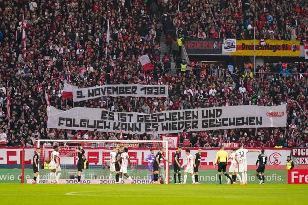 Deutschland, Freiburg, Europa, Fussball Bundesliga 2025 26, 10. Spieltag SC Freiburg vs FC St. Pauli, Europa Park Stadion, Heimkurve, Gedenkbanner, 9. November 1938, Erinnerungskultur, Antisemitismus-Mahnung, Demokratie, Verantwortung, Geschichte, Fankultur, Solidarität, Stadion, Bundesliga. Freiburg im Breisgau Baden-Württemberg Deutschland Copyright: xJOERANxSTEINSIEKx