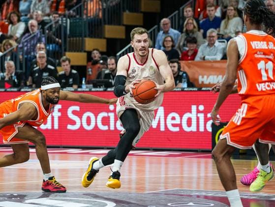 Andreas Obst (Basketball FC Bayern Muenchen, 13) im Dribbling vorbei an Lloyd Pandi (RASTA Vechta, 41) und Alonzo Verge Jr. (RASTA Vechta, 11) Rasta Vechta vs. FC Bayern Muenchen, Basketball, easyCredit Basketball Bundesliga, 7. Spieltag, Saison 2025 2026, 09.11.2025 Rasta Vechta vs. FC Bayern Muenchen, Basketball, easyCredit Basketball Bundesliga, 7. Spieltag, Saison 2025 2026, 09.11.2025 Vechta Copyright: xEibner-Pressefoto DamianxKruczynx EP_DKI