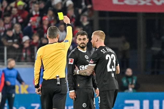 Benjamin Brand (Schiedsrichter) zeigt Danel Sinani (FC St. Pauli, 10) die Gelbe Karte. Louis Oppie (FC St. Pauli, 23) haelt ihn zurueck. GER, SC Freiburg - FC St. Pauli, Fussball, Bundesliga, 10. Spieltag, Saison 2025 2026, 09.11.2025 DFL DFB REGULATIONS PROHIBIT ANY USE OF PHOTOGRAPHS AS IMAGE SEQUENCES AND OR QUASI-VIDEO GER, SC Freiburg - FC St. Pauli, Fussball, Bundesliga, 10. Spieltag, Saison 2025 2026, 09.11.2025 Freiburg Copyright: xEibner-Pressefoto ThomasxHessx EP_THS