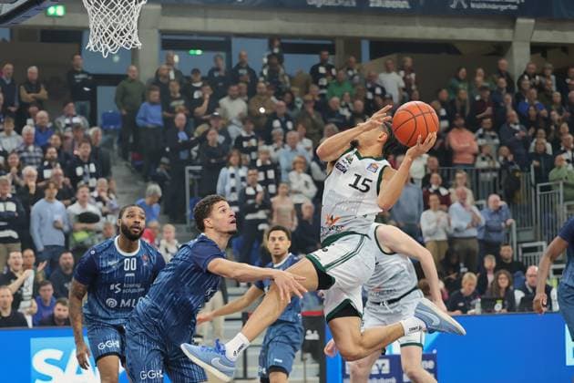 v.li., Kevin McClain (MLP Academics Heidelberg, 3), Jordan Roland (Vet-Concept Gladiators Trier, 15) GER, MLP Academics Heidelberg vs. Vet-Concept Gladiators Trier, Basketball, easycredit Basketball Bundesliga, 7.Spieltag, Saison, 2025 2026, 09.11.2025 GER, MLP Academics Heidelberg vs. Vet-Concept Gladiators Trier, Basketball, easycredit Basketball Bundesliga, 7.Spieltag, Saison, 2025 2026, 09.11.2025 Heidelberg Copyright: xEibner-Pressefoto JoergxHirschx EP_JHH