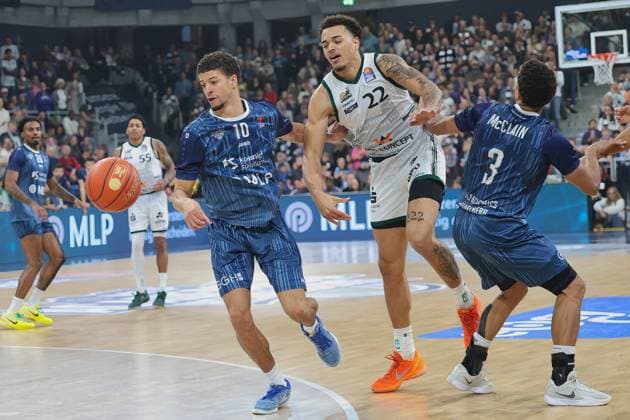 v.li. Samuell Williamson (MLP Academics Heidelberg, 10), N.Adekunle (Vet-Concept Gladiators Trier, 22) GER, MLP Academics Heidelberg vs. Vet-Concept Gladiators Trier, Basketball, easycredit Basketball Bundesliga, 7.Spieltag, Saison, 2025 2026, 09.11.2025 GER, MLP Academics Heidelberg vs. Vet-Concept Gladiators Trier, Basketball, easycredit Basketball Bundesliga, 7.Spieltag, Saison, 2025 2026, 09.11.2025 Heidelberg Copyright: xEibner-Pressefoto JoergxHirschx EP_JHH