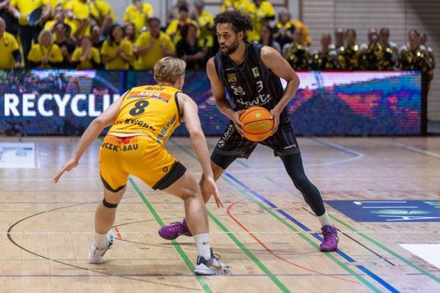 Lucas Mayer (Bozic Estriche Knights Kirchheim, 08) Miles Lamar Tention (Tigers Tuebingen, 03) GER, Bozic Estriche Knights Kirchheim vs. Tigers Tuebingen, BARMER 2. Basketball Bundesliga, 08. Spieltag, Saison 2025 2026, 09.11.2025 GER, Bozic Estriche Knights Kirchheim vs. Tigers Tuebingen, BARMER 2. Basketball Bundesliga, 08. Spieltag, Saison 2025 2026, 09.11.2025 Kirchheim an der Teck Copyright: xEibner-Pressefoto NinaxSanderx EP_NSR