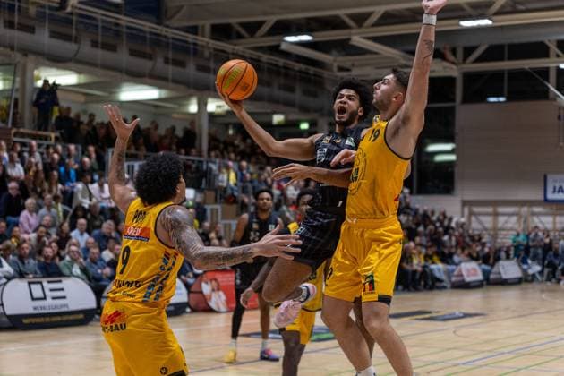 Tylan James Pope (Bozic Estriche Knights Kirchheim, 09) Silas Kaan Osezua Oriane (Tigers Tuebingen, 07)Aeneas Jung (Bozic Estriche Knights Kirchheim, 19) GER, Bozic Estriche Knights Kirchheim vs. Tigers Tuebingen, BARMER 2. Basketball Bundesliga, 08. Spieltag, Saison 2025 2026, 09.11.2025 GER, Bozic Estriche Knights Kirchheim vs. Tigers Tuebingen, BARMER 2. Basketball Bundesliga, 08. Spieltag, Saison 2025 2026, 09.11.2025 Kirchheim an der Teck Copyright: xEibner-Pressefoto NinaxSanderx EP_NSR