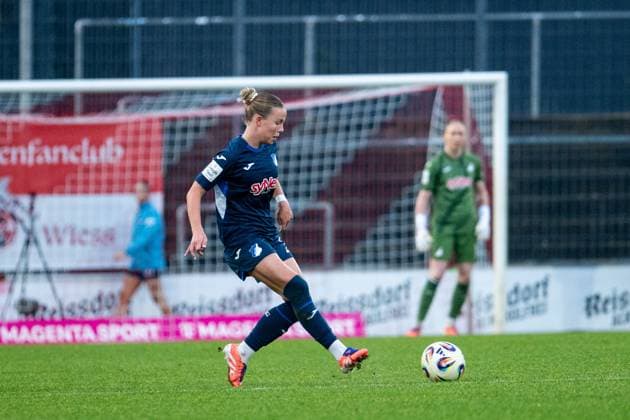 Laura Gloning (TSG Hoffenheim, 20) am Ball, GER, 1. FC Koeln vs TSG 1899 Hoffenheim, Fussball Google Pixel Frauen Bundesliga, 10. Spieltag, Saison 2025 2026, 09.11.2025 DFB regulations prohibit any use of photographs as image sequences and or quasi-video GER, 1. FC Koeln vs TSG 1899 Hoffenheim, Fussball Google Pixel Frauen Bundesliga, 10. Spieltag, Saison 2025 2026, 09.11.2025 Koeln Copyright: xEibner-Pressefoto Memmlerx EP_MMR