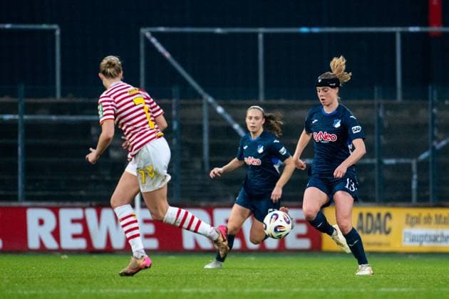 Wielle Douma (TSG Hoffenheim, 13) am Ball, GER, 1. FC Koeln vs TSG 1899 Hoffenheim, Fussball Google Pixel Frauen Bundesliga, 10. Spieltag, Saison 2025 2026, 09.11.2025 DFB regulations prohibit any use of photographs as image sequences and or quasi-video GER, 1. FC Koeln vs TSG 1899 Hoffenheim, Fussball Google Pixel Frauen Bundesliga, 10. Spieltag, Saison 2025 2026, 09.11.2025 Koeln Copyright: xEibner-Pressefoto Memmlerx EP_MMR