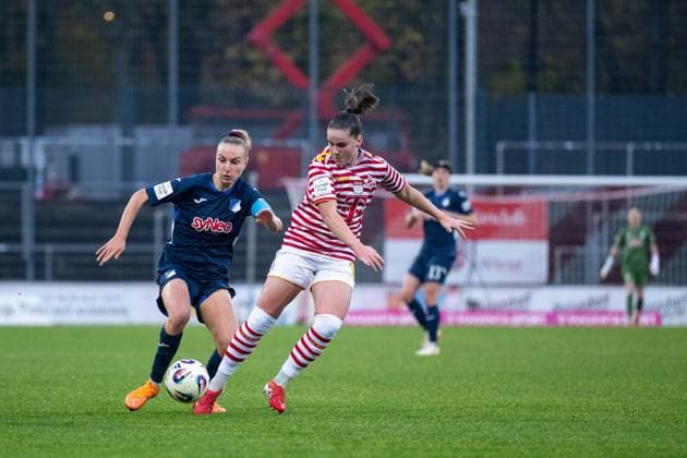 Vanessa Diehm (TSG Hoffenheim, 06) im Zweikampf mit Martyna Wiankowska (FC Koeln, 26), GER, 1. FC Koeln vs TSG 1899 Hoffenheim, Fussball Google Pixel Frauen Bundesliga, 10. Spieltag, Saison 2025 2026, 09.11.2025 DFB regulations prohibit any use of photographs as image sequences and or quasi-video GER, 1. FC Koeln vs TSG 1899 Hoffenheim, Fussball Google Pixel Frauen Bundesliga, 10. Spieltag, Saison 2025 2026, 09.11.2025 Koeln Copyright: xEibner-Pressefoto Memmlerx EP_MMR