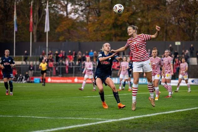 Vanessa Diehm (TSG Hoffenheim, 06) im Zweikampf mit Anna-Lena Stolze (FC Koeln, 7), GER, 1. FC Koeln vs TSG 1899 Hoffenheim, Fussball Google Pixel Frauen Bundesliga, 10. Spieltag, Saison 2025 2026, 09.11.2025 DFB regulations prohibit any use of photographs as image sequences and or quasi-video GER, 1. FC Koeln vs TSG 1899 Hoffenheim, Fussball Google Pixel Frauen Bundesliga, 10. Spieltag, Saison 2025 2026, 09.11.2025 Koeln Copyright: xEibner-Pressefoto Memmlerx EP_MMR
