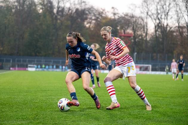 Marie Steiner (TSG Hoffenheim, 19) im Zweikampf mit Anna-Lena Stolze (FC Koeln, 7), GER, 1. FC Koeln vs TSG 1899 Hoffenheim, Fussball Google Pixel Frauen Bundesliga, 10. Spieltag, Saison 2025 2026, 09.11.2025 DFB regulations prohibit any use of photographs as image sequences and or quasi-video GER, 1. FC Koeln vs TSG 1899 Hoffenheim, Fussball Google Pixel Frauen Bundesliga, 10. Spieltag, Saison 2025 2026, 09.11.2025 Koeln Copyright: xEibner-Pressefoto Memmlerx EP_MMR