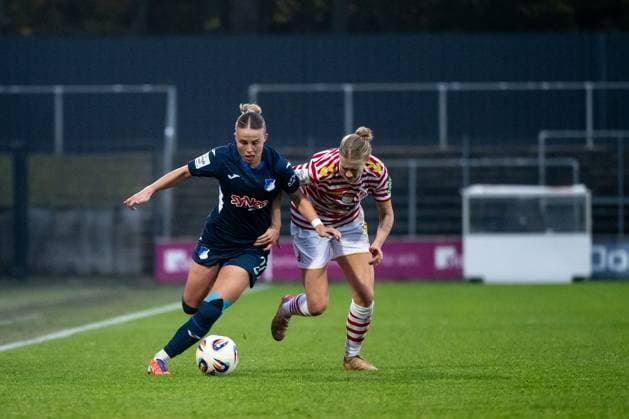 Laura Gloning (TSG Hoffenheim, 20) im Zweikampf mit Anna-Lena Stolze (FC Koeln, 7), GER, 1. FC Koeln vs TSG 1899 Hoffenheim, Fussball Google Pixel Frauen Bundesliga, 10. Spieltag, Saison 2025 2026, 09.11.2025 DFB regulations prohibit any use of photographs as image sequences and or quasi-video GER, 1. FC Koeln vs TSG 1899 Hoffenheim, Fussball Google Pixel Frauen Bundesliga, 10. Spieltag, Saison 2025 2026, 09.11.2025 Koeln Copyright: xEibner-Pressefoto Memmlerx EP_MMR