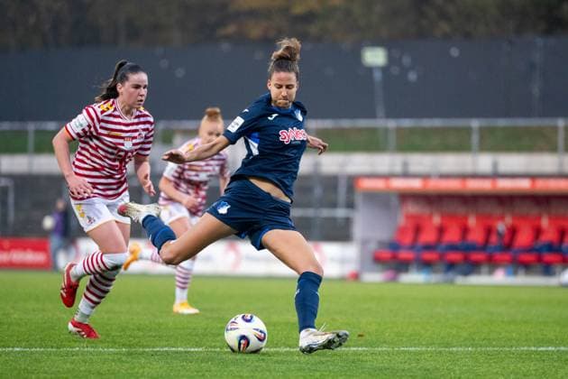 Franziska Harsch (TSG Hoffenheim, 17) am Ball, GER, 1. FC Koeln vs TSG 1899 Hoffenheim, Fussball Google Pixel Frauen Bundesliga, 10. Spieltag, Saison 2025 2026, 09.11.2025 DFB regulations prohibit any use of photographs as image sequences and or quasi-video GER, 1. FC Koeln vs TSG 1899 Hoffenheim, Fussball Google Pixel Frauen Bundesliga, 10. Spieltag, Saison 2025 2026, 09.11.2025 Koeln Copyright: xEibner-Pressefoto Memmlerx EP_MMR