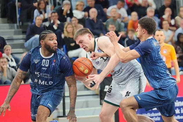 v.li. Marcus Werthers (MLP Academics Heidelberg, 00), Marten Linßen (Vet-Concept Gladiators Trier, 12), Samuell Williamson (MLP Academics Heidelberg, 10) GER, MLP Academics Heidelberg vs. Vet-Concept Gladiators Trier, Basketball, easycredit Basketball Bundesliga, 7.Spieltag, Saison, 2025 2026, 09.11.2025 GER, MLP Academics Heidelberg vs. Vet-Concept Gladiators Trier, Basketball, easycredit Basketball Bundesliga, 7.Spieltag, Saison, 2025 2026, 09.11.2025 Heidelberg Copyright: xEibner-Pressefoto JoergxHirschx EP_JHH