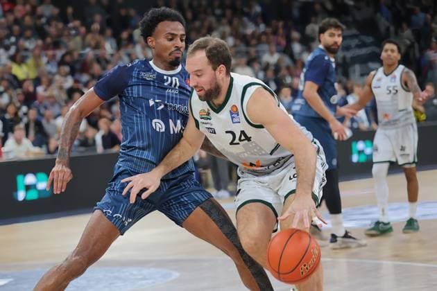 v. li. im Zweikampf, Michael Weathers (MLP Academics Heidelberg, 20), JJ. Mann (Vet-Concept Gladiators Trier, 24) GER, MLP Academics Heidelberg vs. Vet-Concept Gladiators Trier, Basketball, easycredit Basketball Bundesliga, 7.Spieltag, Saison, 2025 2026, 09.11.2025 GER, MLP Academics Heidelberg vs. Vet-Concept Gladiators Trier, Basketball, easycredit Basketball Bundesliga, 7.Spieltag, Saison, 2025 2026, 09.11.2025 Heidelberg Copyright: xEibner-Pressefoto JoergxHirschx EP_JHH