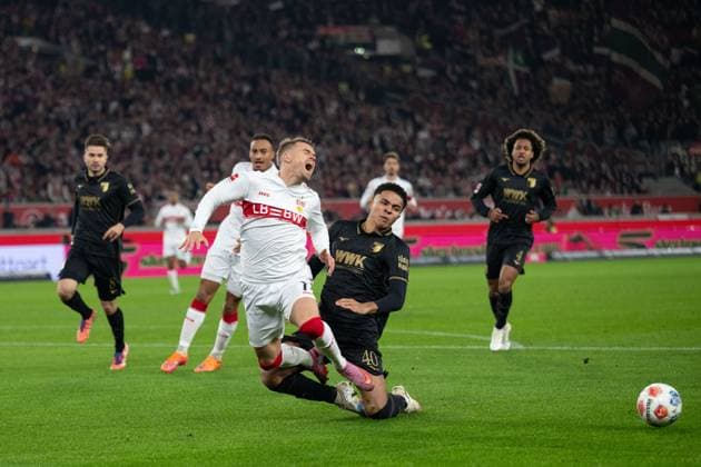 v. li. im Zweikampf Noahkai Banks (FC Augsburg, 40), Maximilian Mittelstaedt (VfB Stuttgart, 07) GER, VfB Stuttgart vs. FC Augsburg, Fussball, Herren, 1. Bundesliga, 10. Spieltag, Spielzeit 2025 2026, 09.11.2025, DFL DFB REGULATIONS PROHIBIT ANY USE OF PHOTOGRAPHS AS IMAGE SEQUENCES AND OR QUASI-VIDEO, GER, VfB Stuttgart vs. FC Augsburg, Fussball, Herren, 1. Bundesliga, 10. Spieltag, Spielzeit 2025 2026, 09.11.2025 Stuttgart Copyright: xEibner-Pressefoto WolfgangxFrankx EP_WFK