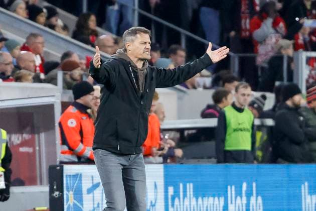 Alexander Blessin (FC St. Pauli, Trainer) , Deutschland, Fussball, 1. Bundesliga, 10.Spieltag, 2025 2026, SC Freiburg vs. FC St. Pauli, 09.11.2025, Europa-Park Stadion, Freiburg im Breisgau, Deutschland Freiburg im Breisgau Europa-Park Stadion Baden-Württemberg Deutschland Copyright: xGrantxHubbsx