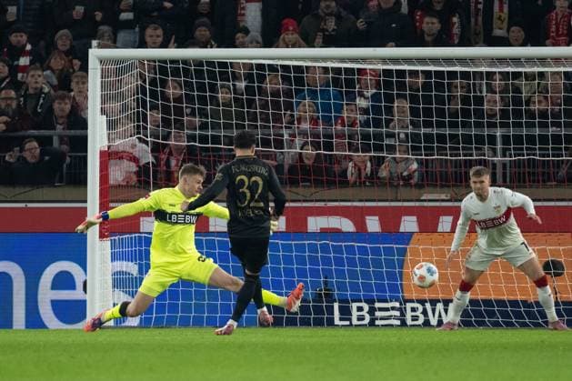 Tor zum 0:1 durch Fabian Rieder (FC Augsburg, 32) li. Alexander Nuebel (VfB Stuttgart, 33) GER, VfB Stuttgart vs. FC Augsburg, Fussball, Herren, 1. Bundesliga, 10. Spieltag, Spielzeit 2025 2026, 09.11.2025, DFL DFB REGULATIONS PROHIBIT ANY USE OF PHOTOGRAPHS AS IMAGE SEQUENCES AND OR QUASI-VIDEO, GER, VfB Stuttgart vs. FC Augsburg, Fussball, Herren, 1. Bundesliga, 10. Spieltag, Spielzeit 2025 2026, 09.11.2025 Stuttgart Copyright: xEibner-Pressefoto WolfgangxFrankx EP_WFK