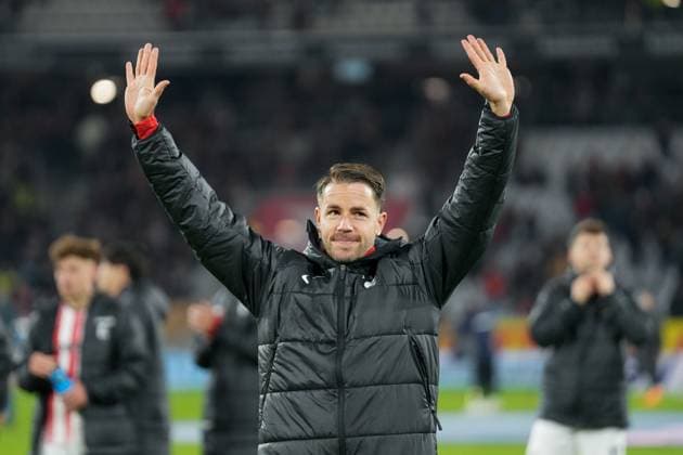 Christian Günter Christian Guenter (SC Freiburg, 30) gibt den Fans Bier aus und feiert den Sieg vor der Kurve der Ultras, Rekordspieler , Deutschland, Fussball, 1. Bundesliga, 10.Spieltag, 2025 2026, SC Freiburg vs. FC St. Pauli, 09.11.2025, Europa-Park Stadion, Freiburg, Deutschland DFL REGULATIONS PROHIBIT ANY USE OF PHOTOGRAPHS AS IMAGE SEQUENCES AND OR QUASI-VIDEO. Freiburg Europa-Park Stadion Baden-Württemberg Deutschland Copyright: xArnexAmbergx