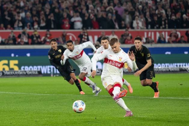 Tor zum 1:1 durch Maximilian Mittelstaedt (VfB Stuttgart, 07), Strafstoss,Elfmeter nach einem Foul. Torschuss, GER, VfB Stuttgart vs. FC Augsburg, Fussball, Herren, 1. Bundesliga, 10. Spieltag, Spielzeit 2025 2026, 09.11.2025, DFL DFB REGULATIONS PROHIBIT ANY USE OF PHOTOGRAPHS AS IMAGE SEQUENCES AND OR QUASI-VIDEO, GER, VfB Stuttgart vs. FC Augsburg, Fussball, Herren, 1. Bundesliga, 10. Spieltag, Spielzeit 2025 2026, 09.11.2025 Stuttgart Copyright: xEibner-Pressefoto WolfgangxFrankx EP_WFK
