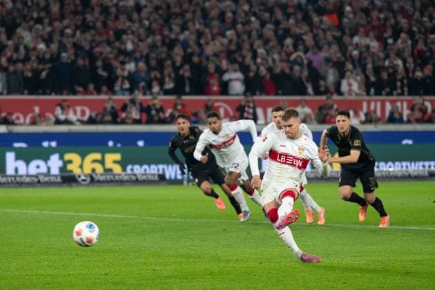 Tor zum 1:1 durch Maximilian Mittelstaedt (VfB Stuttgart, 07), Strafstoss,Elfmeter nach einem Foul. Torschuss, GER, VfB Stuttgart vs. FC Augsburg, Fussball, Herren, 1. Bundesliga, 10. Spieltag, Spielzeit 2025 2026, 09.11.2025, DFL DFB REGULATIONS PROHIBIT ANY USE OF PHOTOGRAPHS AS IMAGE SEQUENCES AND OR QUASI-VIDEO, GER, VfB Stuttgart vs. FC Augsburg, Fussball, Herren, 1. Bundesliga, 10. Spieltag, Spielzeit 2025 2026, 09.11.2025 Stuttgart Copyright: xEibner-Pressefoto WolfgangxFrankx EP_WFK