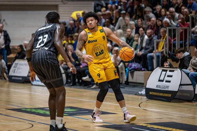Melkisedek Kwaku Moreaux (Tigers Tuebingen, 08) Tylan James Pope (Bozic Estriche Knights Kirchheim, 09) GER, Bozic Estriche Knights Kirchheim vs. Tigers Tuebingen, BARMER 2. Basketball Bundesliga, 08. Spieltag, Saison 2025 2026, 09.11.2025 GER, Bozic Estriche Knights Kirchheim vs. Tigers Tuebingen, BARMER 2. Basketball Bundesliga, 08. Spieltag, Saison 2025 2026, 09.11.2025 Kirchheim an der Teck Copyright: xEibner-Pressefoto NinaxSanderx EP_NSR