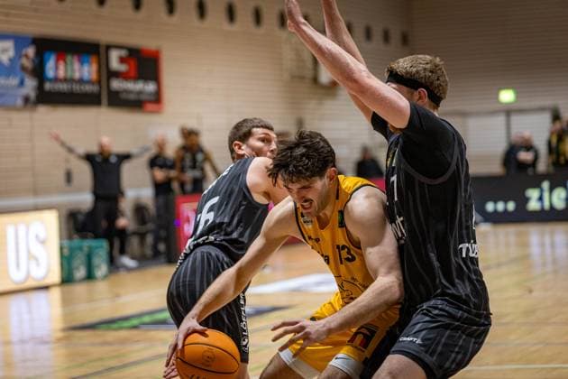 Till-Joscha Joehnke (Tigers Tuebingen, 26) Nicholas Gerard Spinoso (Bozic Estriche Knights Kirchheim, 13) Silas Kaan Osezua Oriane (Tigers Tuebingen, 07) GER, Bozic Estriche Knights Kirchheim vs. Tigers Tuebingen, BARMER 2. Basketball Bundesliga, 08. Spieltag, Saison 2025 2026, 09.11.2025 GER, Bozic Estriche Knights Kirchheim vs. Tigers Tuebingen, BARMER 2. Basketball Bundesliga, 08. Spieltag, Saison 2025 2026, 09.11.2025 Kirchheim an der Teck Copyright: xEibner-Pressefoto NinaxSanderx EP_NSR
