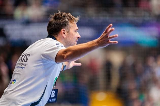 Christian Prokop (TSV Hannover-Burgdorf, Trainer) gestikuliert GER, TBV Lemgo Lippe vs. TSV Hannover-Burgdorf, Handball, 1. Bundesliga, 11. Spieltag, Spielzeit 2025 2026, 09.11.2025 GER, TBV Lemgo Lippe vs. TSV Hannover-Burgdorf, Handball, 1. Bundesliga, 11. Spieltag, Spielzeit 2025 2026, 09.11.2025 Lemgo Copyright: xEibner-Pressefoto JanxRollingerx EP_JSK