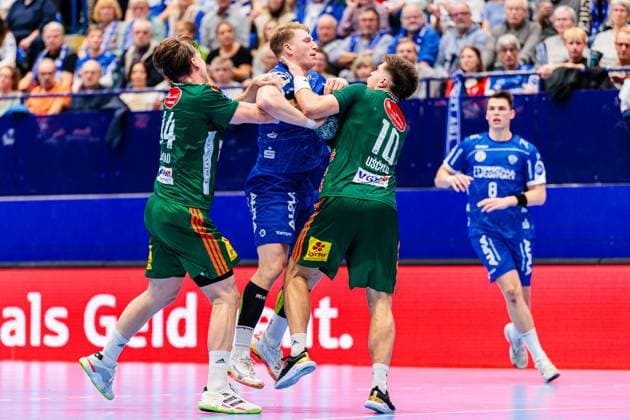 v.l. Thomas Alfred Solstad (TSV Hannover-Burgdorf, 44), Lukas Hutecek (TBV Lemgo Lippe, 02), Renars Uscins (TSV Hannover-Burgdorf, 10) GER, TBV Lemgo Lippe vs. TSV Hannover-Burgdorf, Handball, 1. Bundesliga, 11. Spieltag, Spielzeit 2025 2026, 09.11.2025 GER, TBV Lemgo Lippe vs. TSV Hannover-Burgdorf, Handball, 1. Bundesliga, 11. Spieltag, Spielzeit 2025 2026, 09.11.2025 Lemgo Copyright: xEibner-Pressefoto JanxRollingerx EP_JSK
