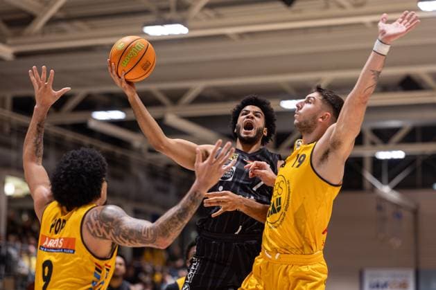 Bozic Estriche Kirchheim Knights - Tigers Tuebingen, Herren, 2. Bundesliga, Barmer 2. Basketball Bundesliga, pro A, 8. Spieltag, Spielzeit 2025 2026, 09.11.2025 Silas Oriane (Tigers Tuebingen, 07) beim Korbabschluss gegen Tylan Pope (Bozic Estriche Kirchheim Knights, 09) und Aeneas Jung (Bozic Estriche Kirchheim Knights, 19)