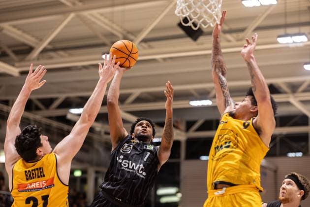 Bozic Estriche Kirchheim Knights - Tigers Tuebingen, Herren, 2. Bundesliga, Barmer 2. Basketball Bundesliga, pro A, 8. Spieltag, Spielzeit 2025 2026, 09.11.2025 Bernard Pelote (Tigers Tuebingen, 01) beim Wurf im Zurueckfallen gegen Tylan Pope (Bozic Estriche Kirchheim Knights, 09) und Nicolas Bretzel (Bozic Estriche Kirchheim Knights, 21)