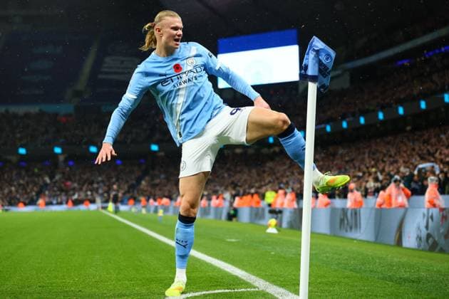 Erling Haaland of Manchester City scores to make it 1-0 and celebrates Manchester City v Liverpool, Premier League, Football, Etihad Stadium, Manchester, UK - 09 Nov 2025Manchester Etihad Stadium United Kingdom EDITORIAL USE ONLY No use with unauthorised audio, video, data, fixture lists, club league logos or live services. Online in-match use limited to 120 images, no video emulation. No use in betting, games or single club league player publications. Copyright: xPaulxCurrie Shutterstockx 15702266aw
