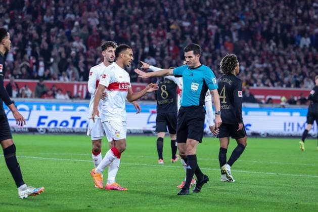 Referee Schiedsrichter Harm Osmers prueft, ob Strafstoss vorlag, VfB Stuttgart vs. FC Augsburg, Fussball, Maenner, DFL, Bundesliga, Saison 2025 2026, MHP Arena, 10. Spieltag, 09.11.2025 Stuttgart Baden-Wuerttemberg Deutschland