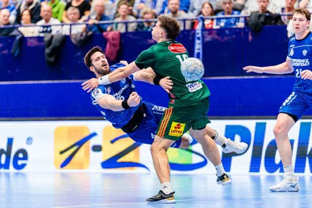 v.l. Tim Suton (TBV Lemgo Lippe, 23), Renars Uscins (TSV Hannover-Burgdorf, 10) GER, TBV Lemgo Lippe vs. TSV Hannover-Burgdorf, Handball, 1. Bundesliga, 11. Spieltag, Spielzeit 2025 2026, 09.11.2025 GER, TBV Lemgo Lippe vs. TSV Hannover-Burgdorf, Handball, 1. Bundesliga, 11. Spieltag, Spielzeit 2025 2026, 09.11.2025 Lemgo Copyright: xEibner-Pressefoto JanxRollingerx EP_JSK