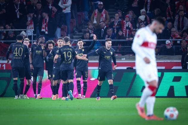 Torjubel der Mannschaft (FC Ausgburg) nach dem 1:2 durch Han-Noah Massengo 4 FC Augsburg), Deniz Undav 26 (VfB Stuttgart), vorne, ist frustriert, VfB Stuttgart vs. FC Augsburg, Fussball, Maenner, DFL, Bundesliga, Saison 2025 2026, MHP Arena, 10. Spieltag, 09.11.2025 Stuttgart Baden-Wuerttemberg Deutschland